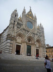 Сиенский кафедральный собор по своей красоте и величию ничуть не уступает Флорентийскому.