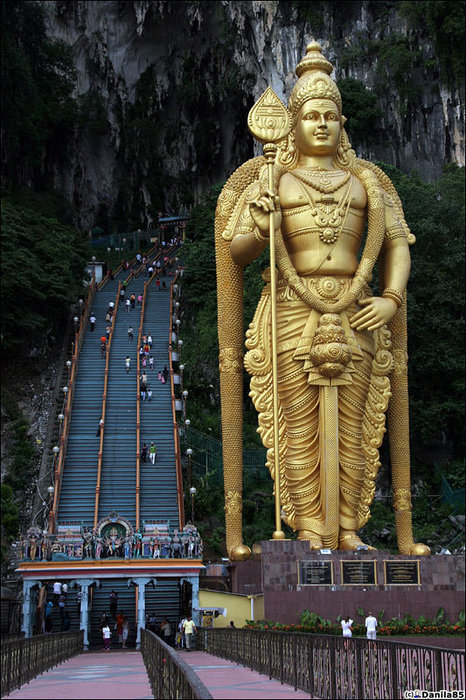Огромная статуя посвящена непривычному Murugan'u, которого любят тамильцы.