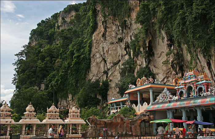 У подножия — шум, гам, торговля и много храмов. Штат Селангор, Малайзия