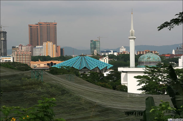 национальная мечеть и парк птиц перед ней. Куала-Лумпур, Малайзия