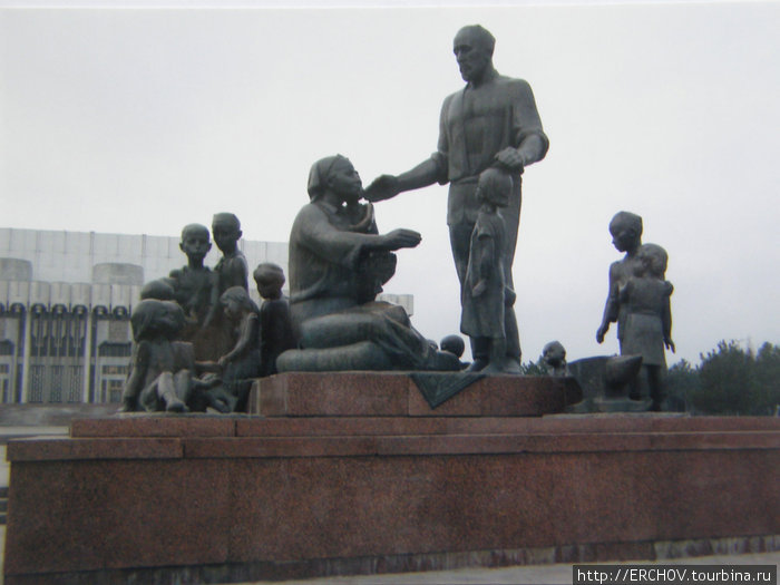 Памятник кузнецу, взявшему к себе в семью во время ВОВ 17 детей сирот. Ташкент, Узбекистан