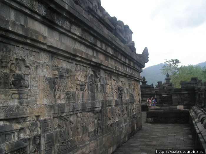 Стены все сплошь в резьбе Боробудур, Индонезия