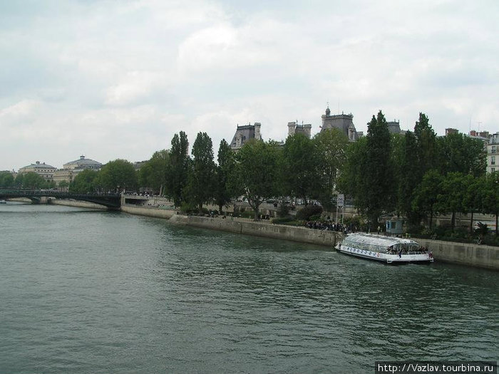 Набережная и прогулочный кораблик Париж, Франция
