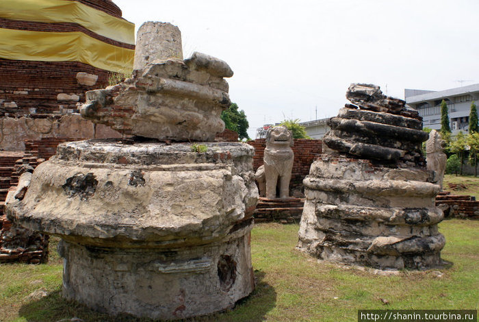 Руины ступы на территории монастыря Варт Туммикарат Аюттхая, Таиланд