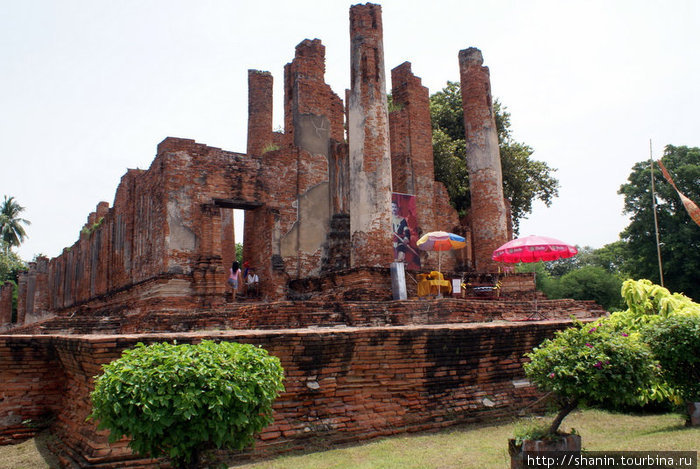 Руины храма на территории монастыря Тиммикарат Аюттхая, Таиланд
