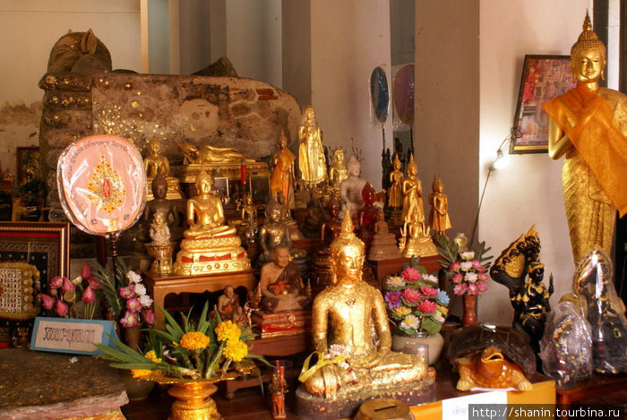 Алтарь заполнен Буддами всех видов Аюттхая, Таиланд