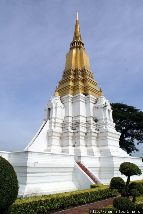 Золотая ступа в храме Пхра Чеди Шри Сурийотхай Аюттхая, Таиланд