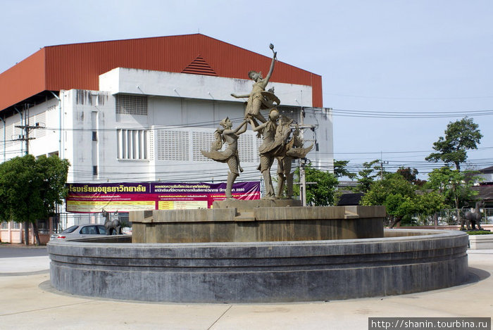 Памятник на главной дороге Аютхаи Аюттхая, Таиланд