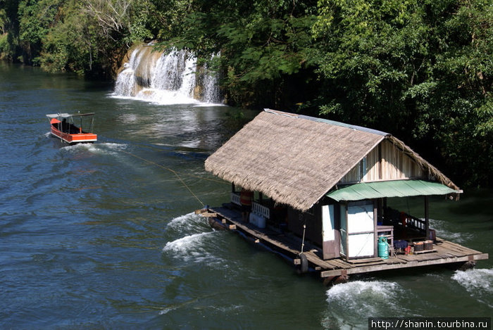 Водопад и дом на плоту Канчанабури, Таиланд