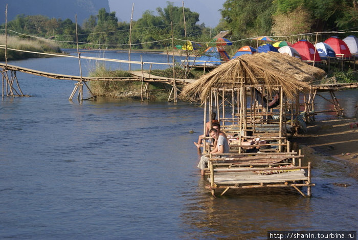 Сарайчики на реке Ванвьенг, Лаос