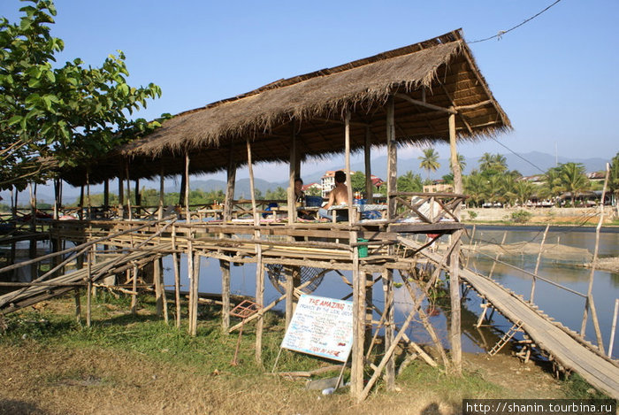 Кафе для бэкпакеров на берегу реки Ванвьенг, Лаос