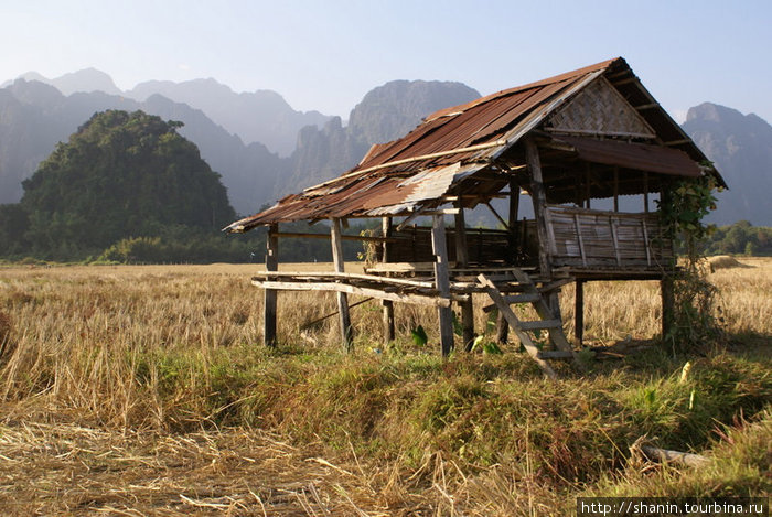 Заброшенный дом на поле Ванвьенг, Лаос