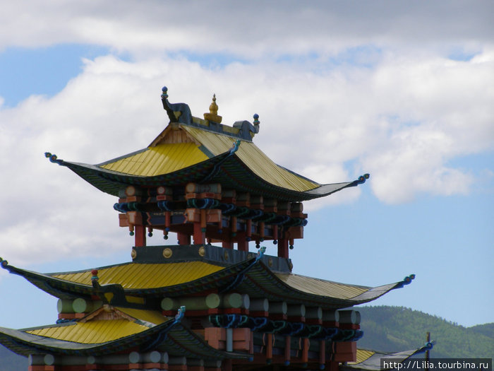 Концы крыш буддийских храмов всегда направлены вверх к небу Верхняя Иволга, Россия