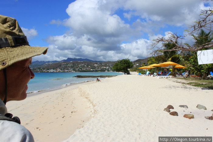 Шагая по пляжу с белым песком Гренада