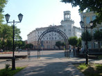 Ажурная арка в парк Блонье. Красивый центральный парк с фонтанами, где находится кафе Русский двор.