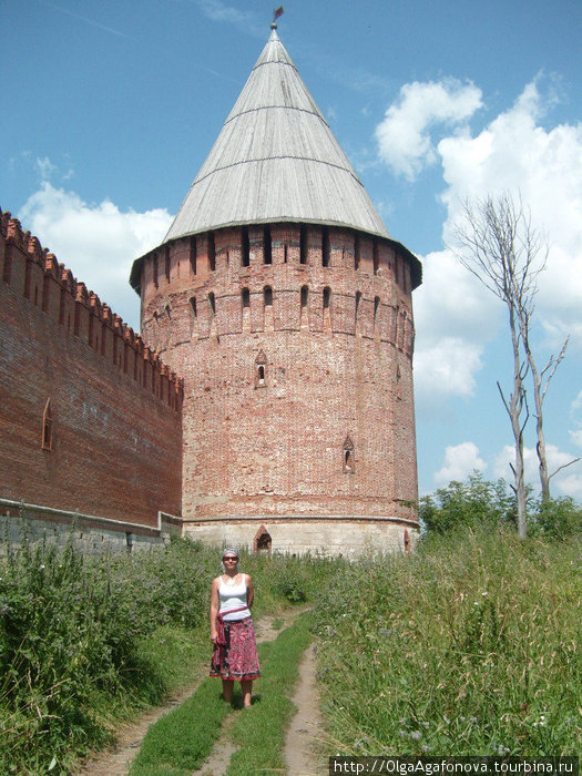 Можно пройти вдоль стены, но  есть места, где  можно подняться и на стену, и еще выше — на некоторые башни. Смоленск, Россия