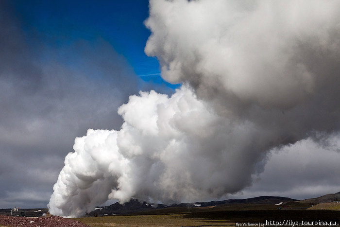 Около озера Мюватн находится знаменитая геотермальная долина с гейзерами, кипящими лужами грязи и вулканическими ландшафтами. Северо-восточная Исландия, Исландия