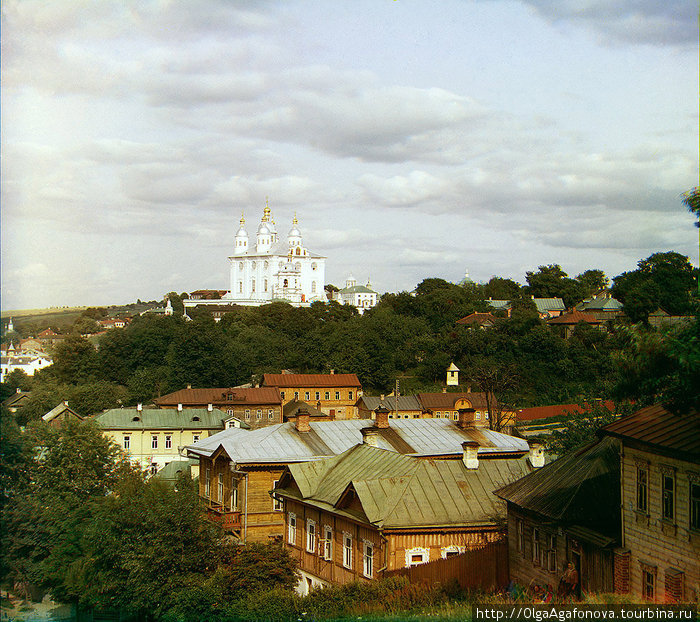 Фотография С.М. Прокудина-Горского 1912 г. Мало что изменилось. Собор только из белого стал бирюзовым. В самом центре еще много деревянных домов. Смоленск, Россия