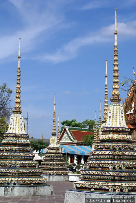 Ступы на территории монастыря Бангкок, Таиланд