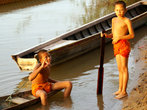 Молодые монахи на реке