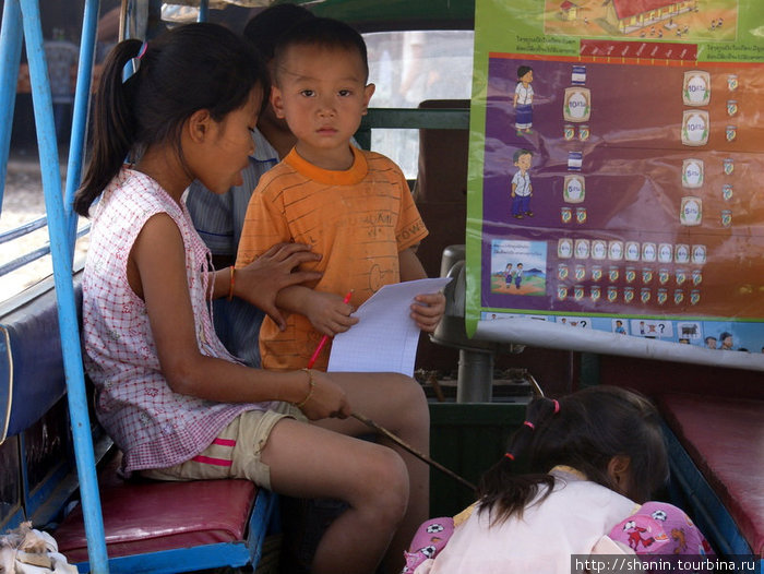 Дети в кузове пикапа Лаос