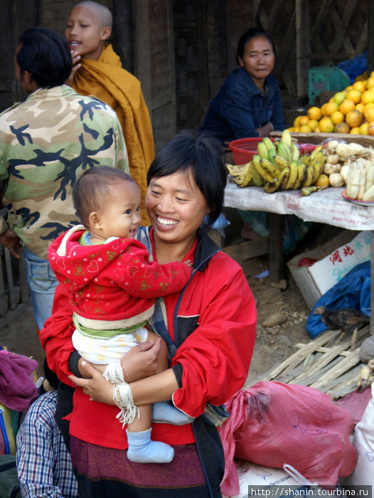 Женщина с ребенком Лаос