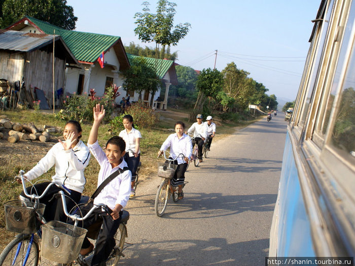 Школьники на велосипедах Лаос