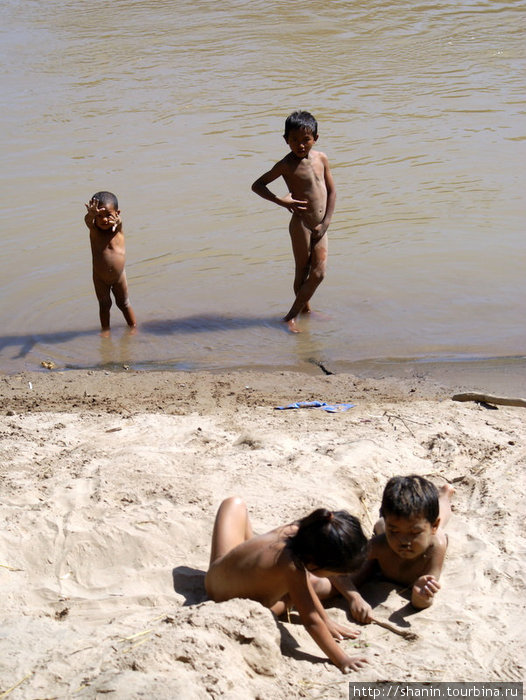 Дети на берегу Меконга Лаос