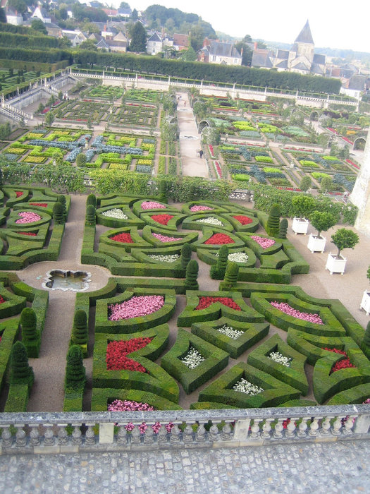 Сады замка Вилландри. На переднем плане декоративный сад, на заднем огород! Центр-Долина Луары, Франция