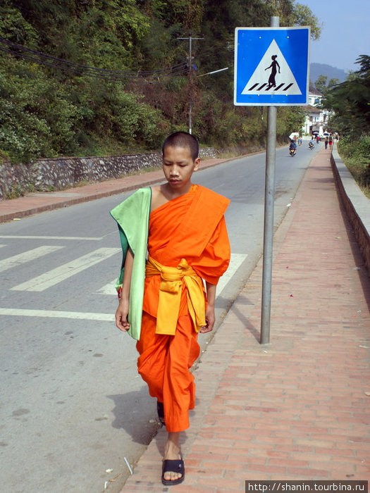 Монах у пешеходного перехода Лаос