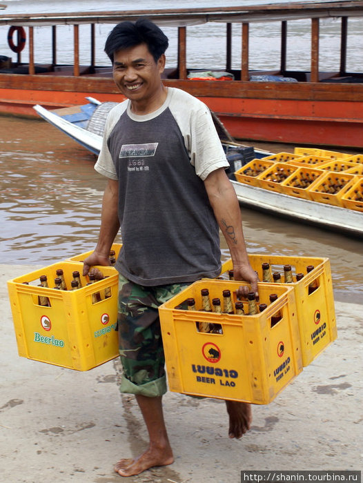 Четыре ящика с пивом — по два в каждой руке Лаос