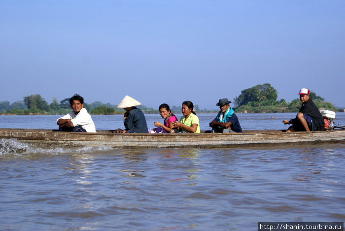 На длинной лодке по Меконгу Лаос