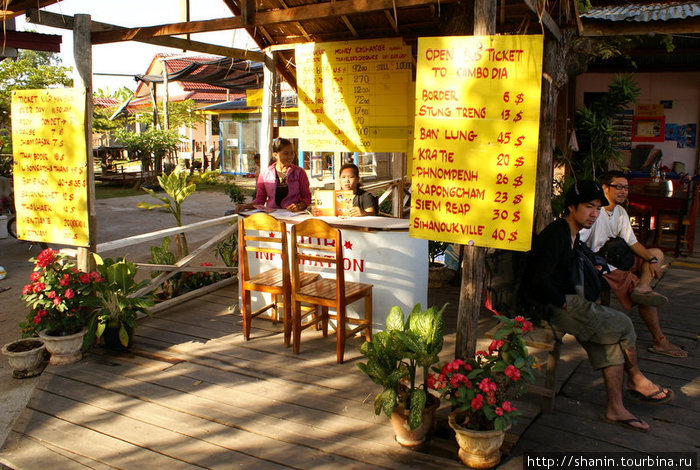 На острове Кхонг продают билеты на автобусы по всему Лаосу и в соседние страны — Камбоджу, Вьетнам и Таиланд Провинция Тямпасак, Лаос