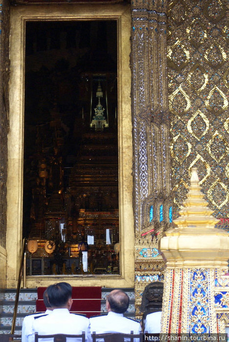 Изумрудный Будда — внутри храма наверху Бангкок, Таиланд