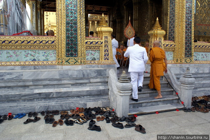 Обувь ринято оставлять у входа Бангкок, Таиланд