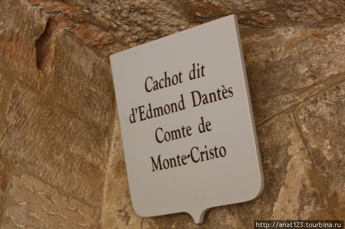 Вывеска над камерой Эдмона Дантеса в замке Иф Марсель, Франция