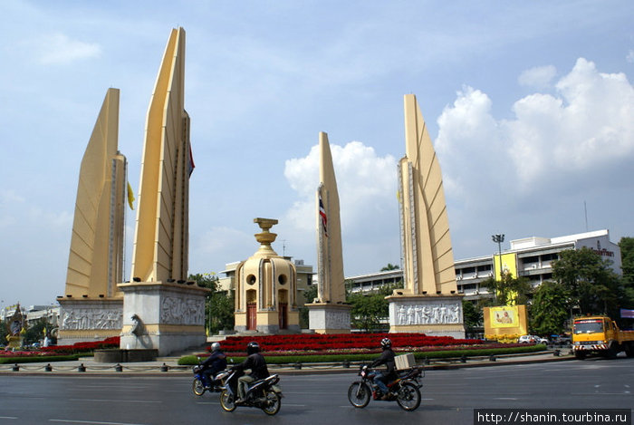 Памятник демократии Бангкок, Таиланд