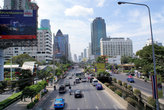 На широкой улице в деловом районе Бангкока
