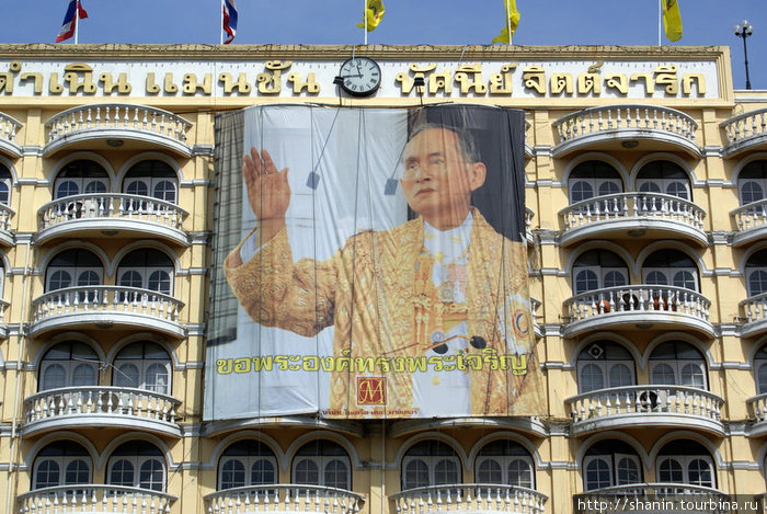 Тайского короля можно встретить повсюду Бангкок, Таиланд