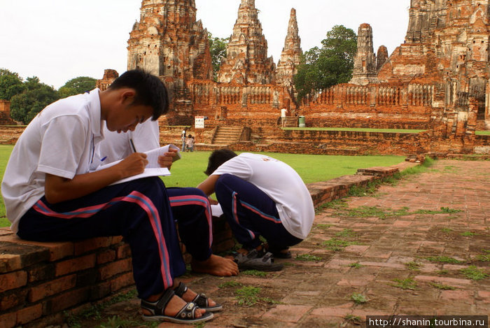 Школьники готовят уроки — прямо на территории монастыря Аюттхая, Таиланд