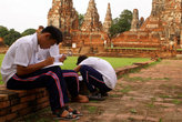 Школьники готовят уроки — прямо на территории монастыря