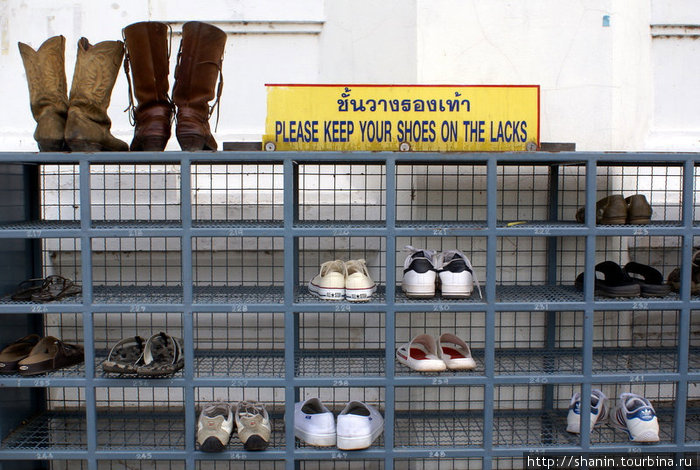 Обувь нужно оставлять перед входом Аюттхая, Таиланд
