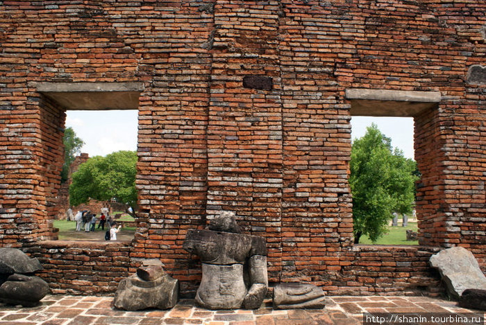 Кирпичная стена с двумя окнами Аюттхая, Таиланд
