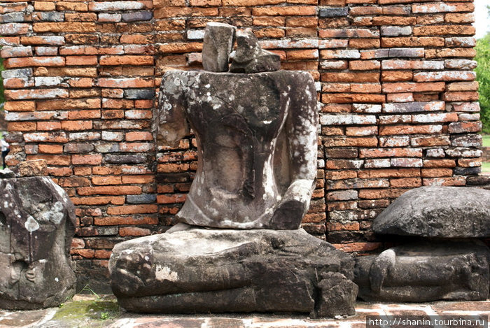 Будда у кирпичной стены Аюттхая, Таиланд