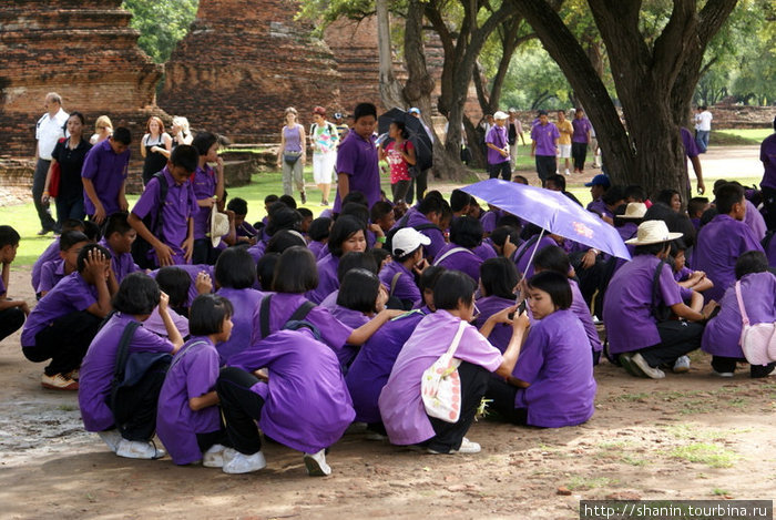 Школьники в монастыре на экскурсии Аюттхая, Таиланд
