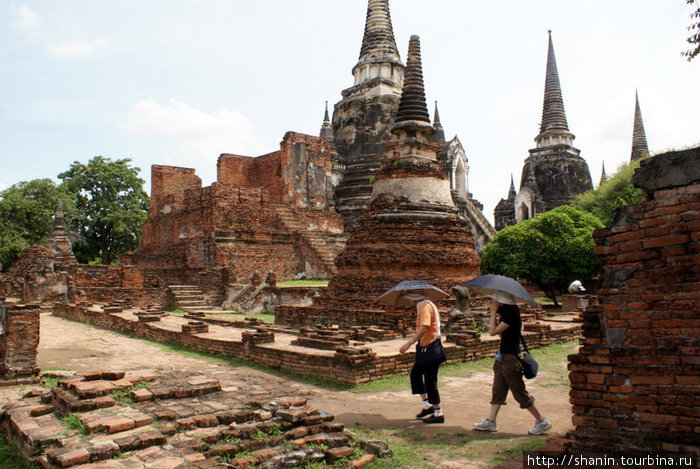 Туристы на руинах Аюттхая, Таиланд
