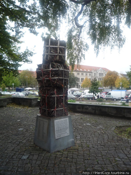 Памятник мусору. Был создан из мусора, собранного на этой площади. Германия