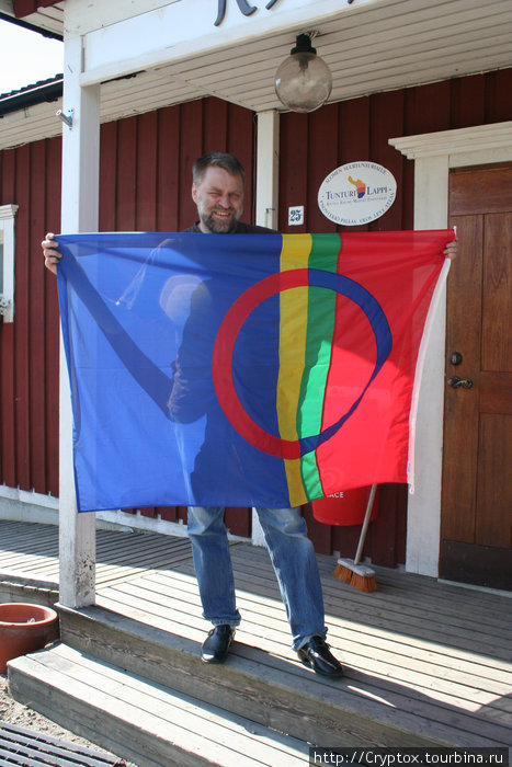 Ларс Мальмстрем с флагом Лапландии Кируна, Швеция