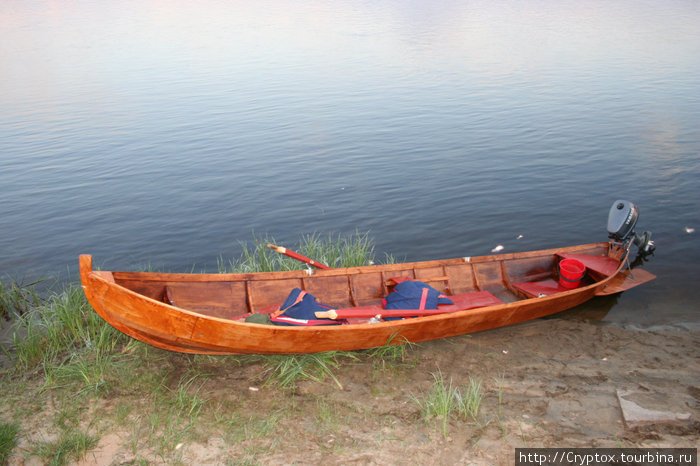 Традиционная шведская речная лодка сделана из тонких деревянных пластин. Стремительные обводы и переднее расположение гребца позволяют успешно бороться с быстрым течением. Кируна, Швеция