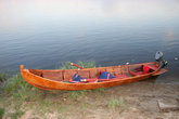 Традиционная шведская речная лодка сделана из тонких деревянных пластин. Стремительные обводы и переднее расположение гребца позволяют успешно бороться с быстрым течением.